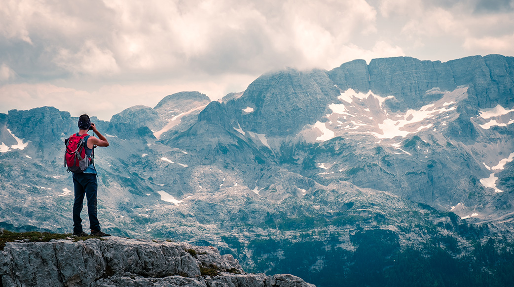 活跃 活动 冒险 高山的 阿尔卑斯山 海拔 攀登 白云岩 欧洲 草 远足 徒步旅行者 徒步旅行 意大利 意大利人 意大利 景观 寻找 山 岭 登山 自然