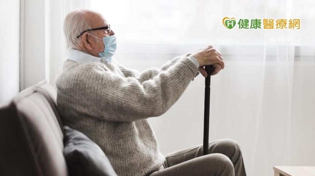 長輩悶悶不樂又憂鬱　恐是巴金森病惡化徵兆？專家提醒：觀察細節揪出長者失能危機