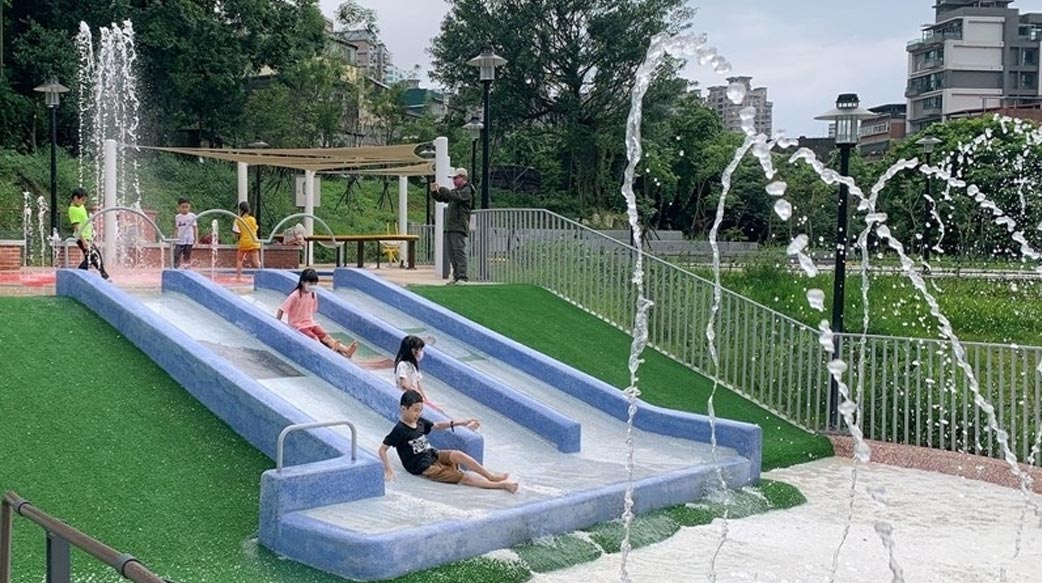 夏日公園涼爽玩！「汐止水返腳公園 」噴泉、水滑梯超消暑