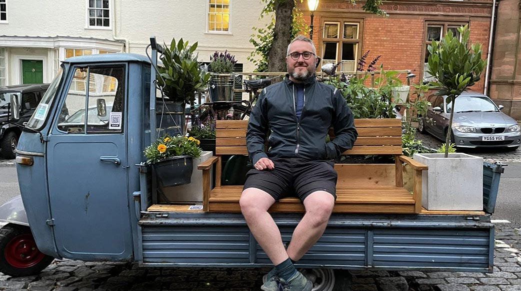從停車位奪回綠色空間，英國男子將小貨車改造成迷你公園，還成為打卡熱點！