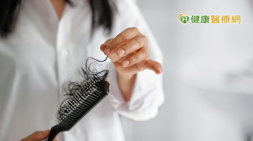 熬夜追劇、打手遊好紓壓？　3旬女頭髮變白又乾枯