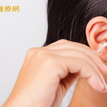 自行挖「耳屎」會受傷、易越推越深！醫：不必特別清理