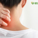 拚工作賠了健康！頸背發炎脫皮流血　連吞6顆類固醇都壓不住