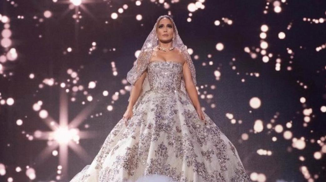 你有發現珍妮佛羅培茲電影《娶我吧》中的巧思嗎？流行天后專屬的閃亮亮水杯竟有這個隱藏小細節！