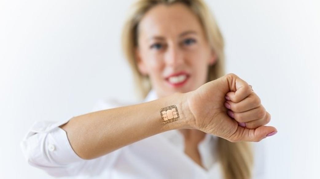 「晶片女郎」在手背植入微晶片後網路爆紅 個人自由和買賣交易是否將被操控引關注