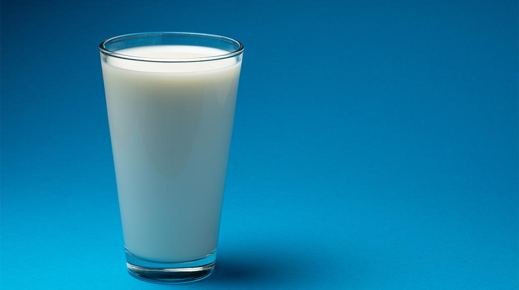 玻璃 牛奶 乳制品 食物 蓝色 背景 饮料 甜 饮料 纯 没有人 养分 有机 脂肪 蛋白质 健康 营养 孤立 饮食 特写