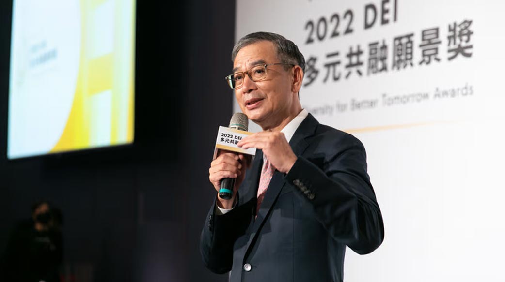 「就算無法把玻璃天花板打破，至少要讓它有裂縫」2022 女人迷多元共融願景獎：DEI 不是選擇，而是必須