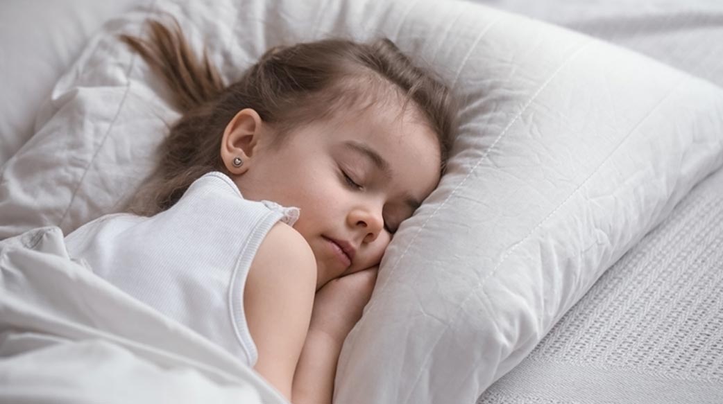 兩歲怕黑，三歲怕夢...，讓孩子不敢睡覺的各種害怕，該如何解？