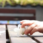 1歲後應戒奶嘴，醫：太晚恐增中耳炎、念珠菌感染機率！網媽戒奶嘴4妙方
