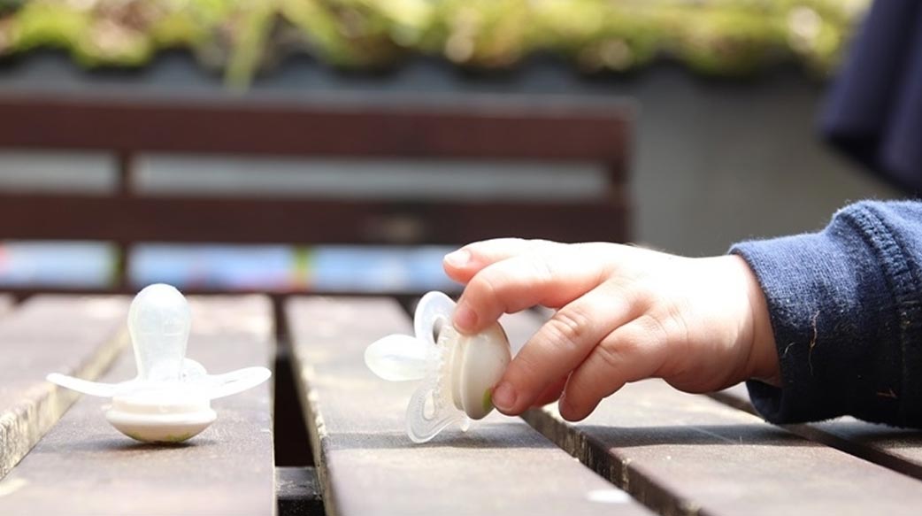 1歲後應戒奶嘴，醫：太晚恐增中耳炎、念珠菌感染機率！網媽戒奶嘴4妙方