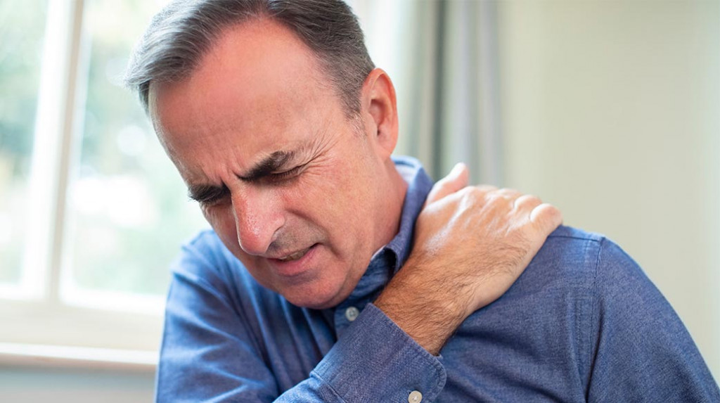 男人 肩 疼痛 痛苦 联合 胶粘剂 医疗保健和药品 男人 男性 一个人 人 人 高加索 50岁 五十年代 横 在室内 在家里 症状 疾病 复制空间 疮 成熟 中年
