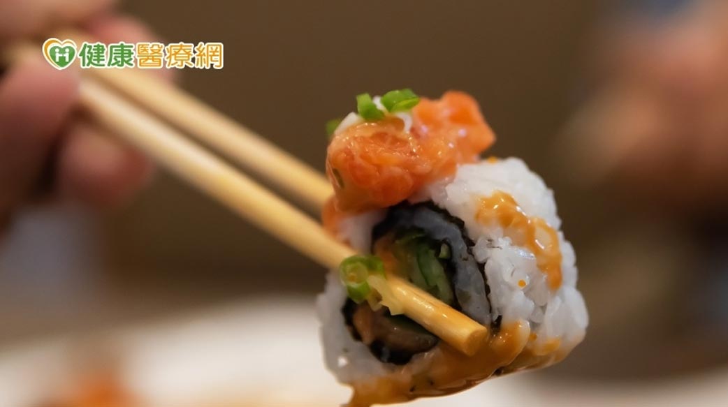 日本高中生惡搞壽司郎　醫提醒：口腔細菌多達數百種