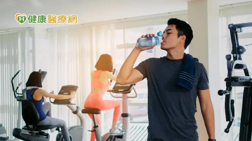 母湯！烘乾運動服繼續穿　襪子宛如細菌培養皿