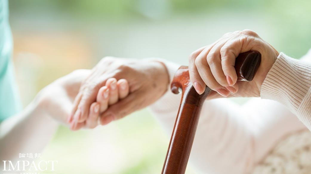 牧師分享陪伴失智症母親心路歷程 為母祈禱文令人淚奔！