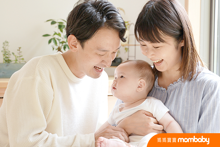 Smile,Family,Photo,Of,Mom,And,Dad,With,Their,Baby