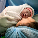 医师帮未出生的婴儿动脑部手术