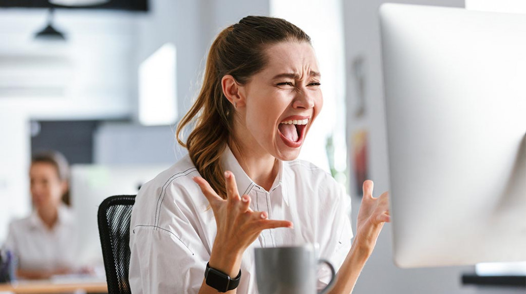 20歲 驚訝 吸引力 壞 美麗 黑妞 業務 女實業家 事業 電腦 迷茫 僱員 女 女孩 手 室內 孤立 工作 筆記本電腦 經理 筆記本 肖像 驚叫 震驚 喊 坐 表 思維 累 白 女人 工作 工人 工作的 職場 年輕