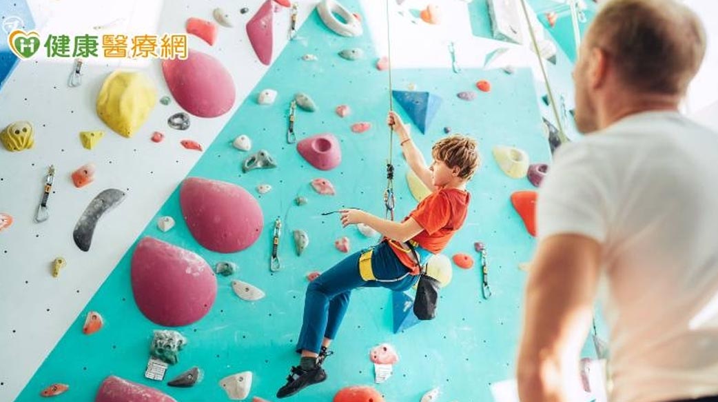 親子合作挑戰攀岩！　「這樣做」有助青少年因應壓力