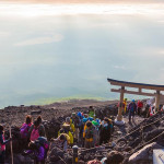日本富士山成为垃圾山