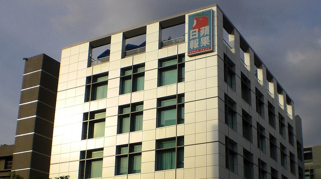 港蘋墜落，紙媒省思