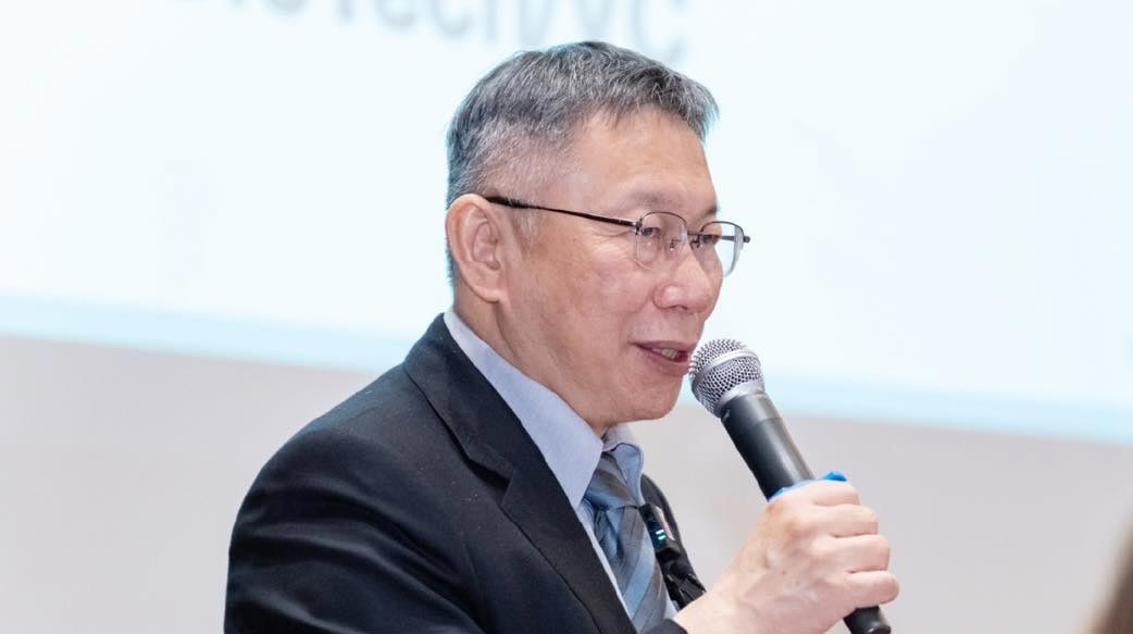 支持柯文哲的朋友問說，［經濟親中、國事防中］有錯嗎？