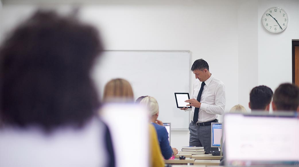 近乎失控的代理教師荒
