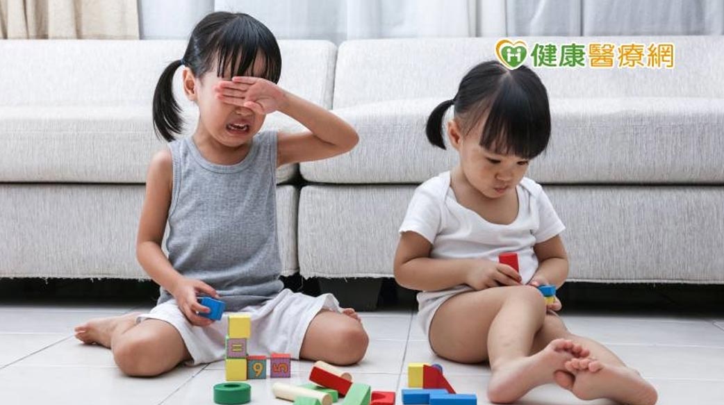 「爸媽偏心！」ADHD孩子與兄弟姊妹吵架　父母該如何處理手足衝突？