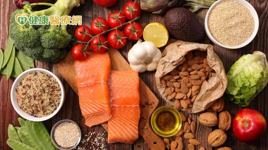 更年期怎麼吃？營養師授4招　緩解身心不適、降低「這些」疾病威脅