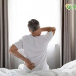 僵直性脊椎炎背痛、睡不好　生物製劑治療會好嗎？醫師來解答！