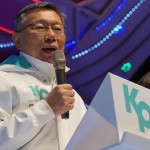 此時柯文哲應扮演安哲秀的角色
