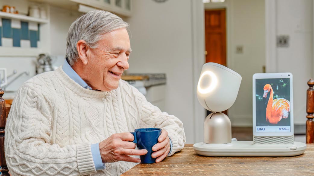 生成式 AI 可以陪長輩對抗孤單──這台 AI 聊天機器人，5 年內美國需求破 10 萬台