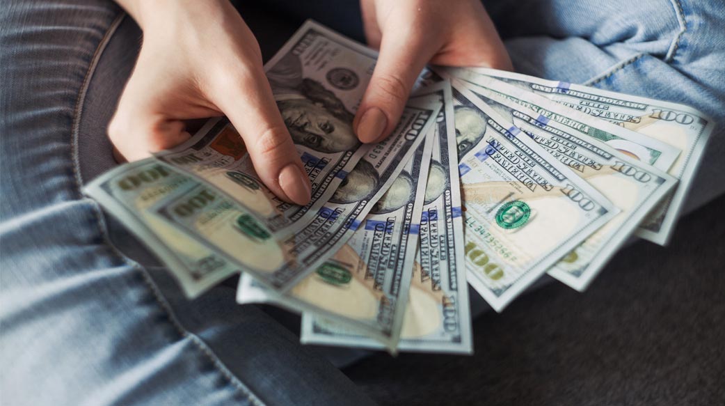 一年賺 900 萬的旅遊創作者！帶你一窺他的「7 大收入組合」與真切的經營建議