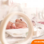 早產兒週數愈小,體重愈輕,需要愈高的環境溫度!保溫箱幫助維持溫度與生命徵象 早產兒週數愈小,體重愈輕,需要愈高的環境溫度!保溫箱幫助維持溫度與生命徵象