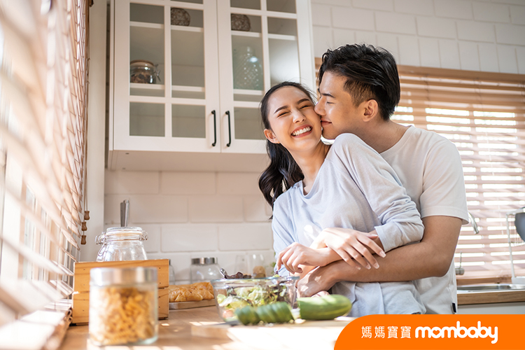 Asian,Young,New,Marriage,Couple,Spend,Time,Together,In,Kitchen