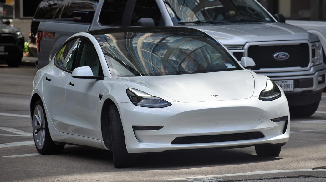 【電腦還不會幫你開車】特斯拉自駕又出意外撞死機車騎士，有 9 成消費者不信任自動駕駛