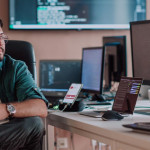 【35 歲還能待科技業嗎】中國上演「35 歲魔咒」，87% 工程師擔心太老被開除