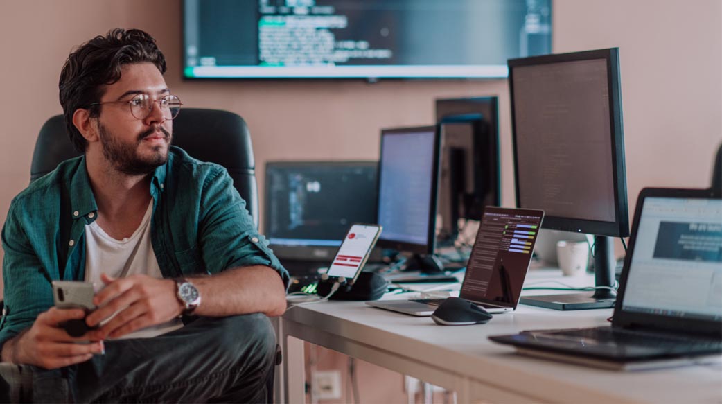 【35 歲還能待科技業嗎】中國上演「35 歲魔咒」，87% 工程師擔心太老被開除