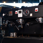 用超音波喷射咖啡渣，产生60秒的冷萃咖啡