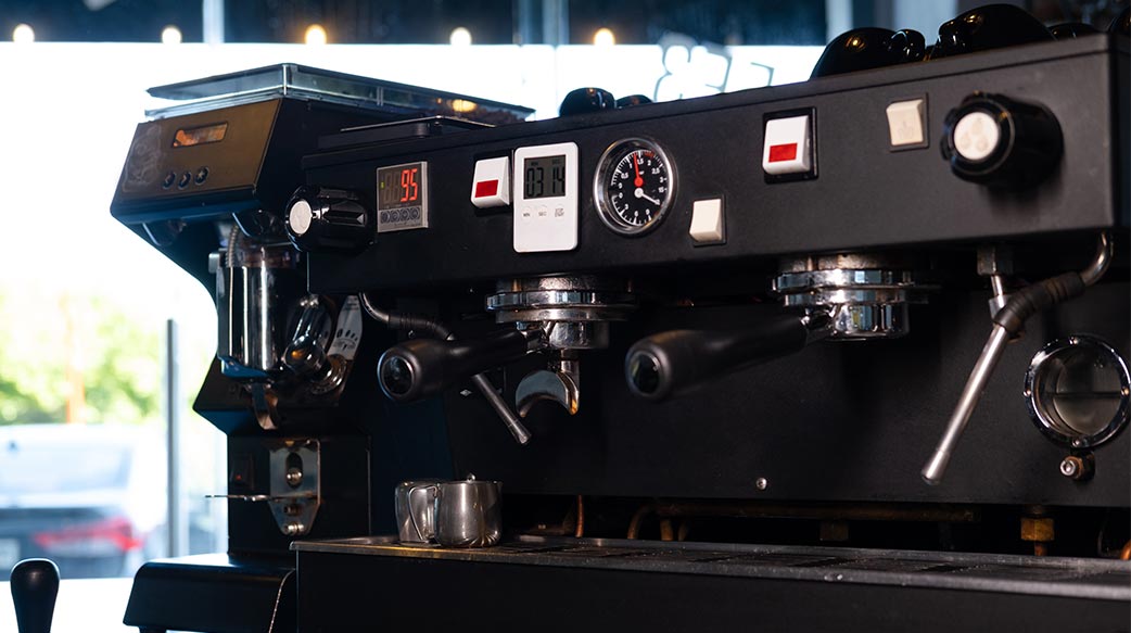 用超音波喷射咖啡渣，产生60秒的冷萃咖啡