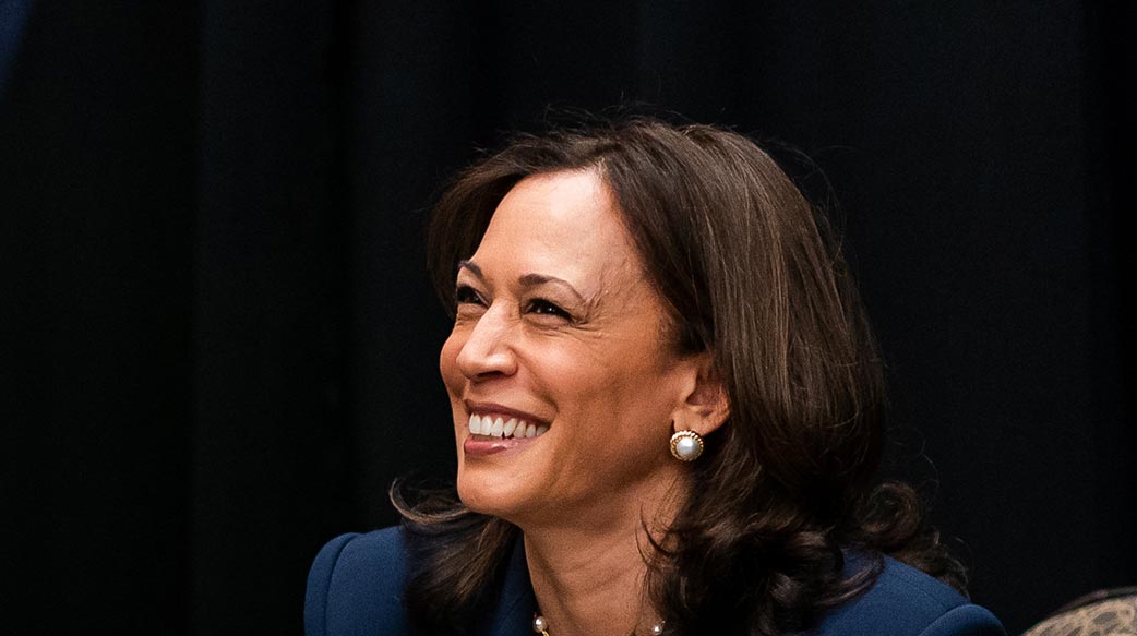 美國會選出第一位女總統嗎？比較賀錦麗的開懷大笑和川普的抿嘴苦笑