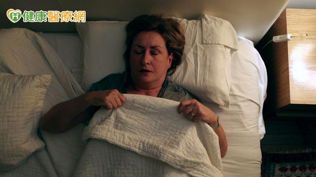 劇烈腹痛竟是「憂鬱症」惹禍！微電流刺激療法助擺脫不適、重拾活力