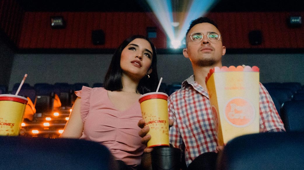 為何電影院的爆米花筒越來越特別？看電影院在串流媒體時代的求生之路