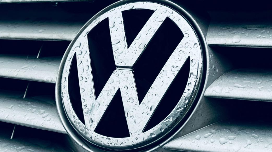 關閉 3 間工廠、裁員萬人、薪水砍 10%，福斯汽車大規模重整引員工抗議