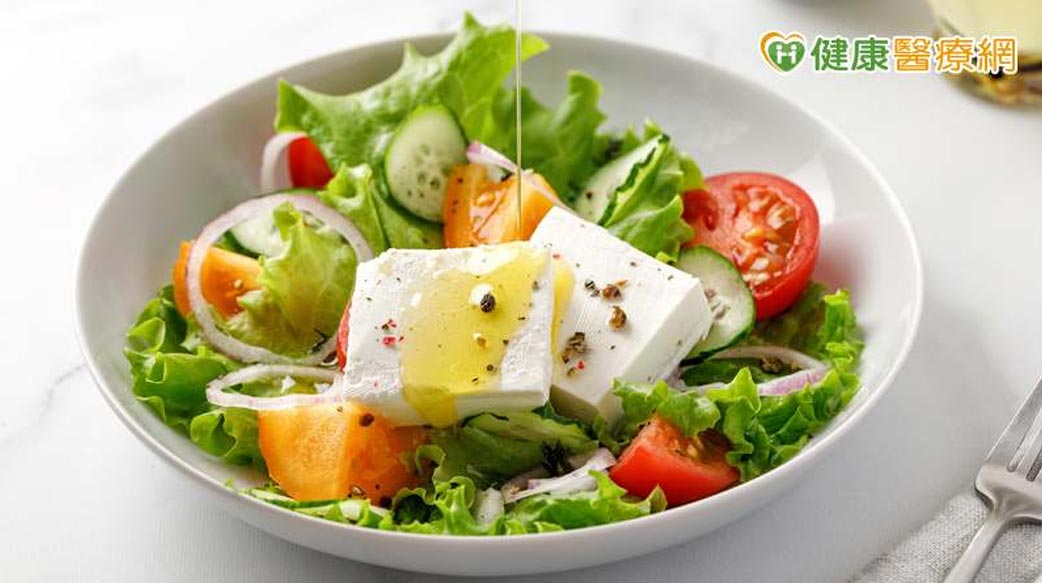 喝水吃蔬果排便還是卡卡？營養師：「這營養素」攝取太少！教你3招健康吃