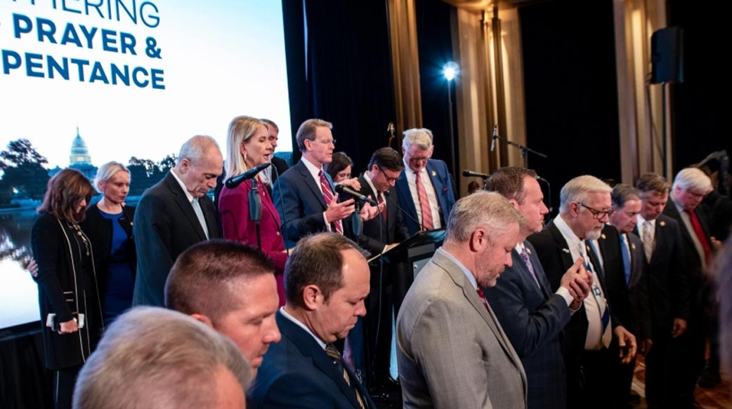 清晨中的懺悔與盼望：2025美國國家禱告與悔改聚會「回歸神，偉大將隨之而來！」