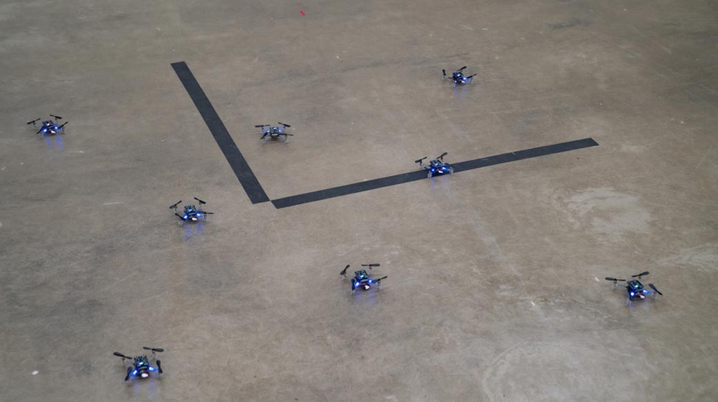 不用先幫機器人劃路線！MIT 新訓練方法可同時控制數千架無人機