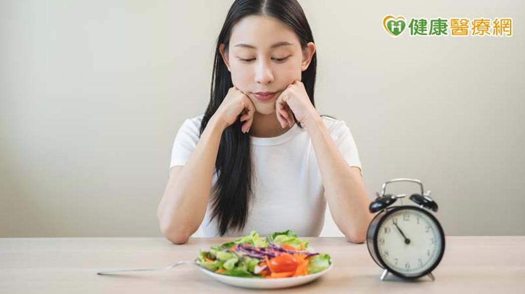 吃4類藥又想採「間歇性斷食」要注意！可影響藥物吸收　還會傷胃