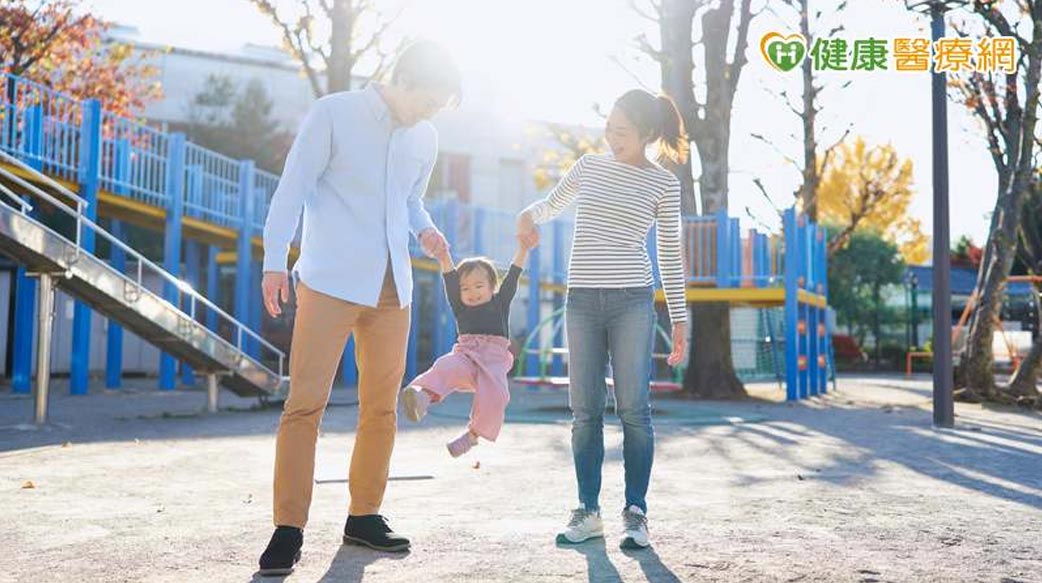 太用力拉小孩手恐脫臼！醫：1部位未發育完全　家長日常「4動作」增風險
