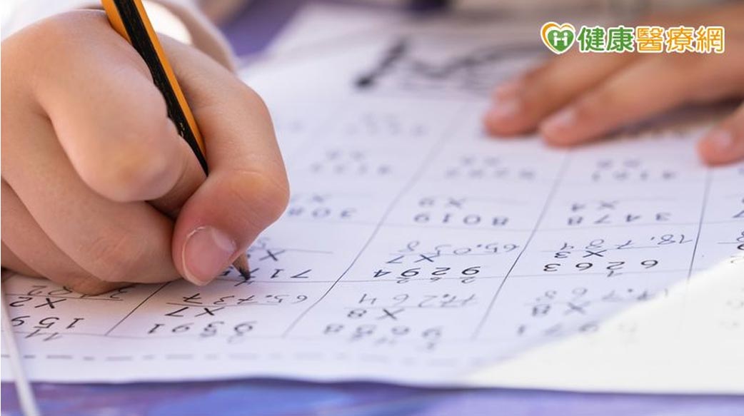 孩童拿筆卡卡的？　專家教「2畫畫方式」改善握筆方式