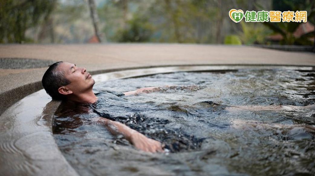 溫泉入眼引發角膜炎！　醫解析「這2種角膜炎」治療完全不同